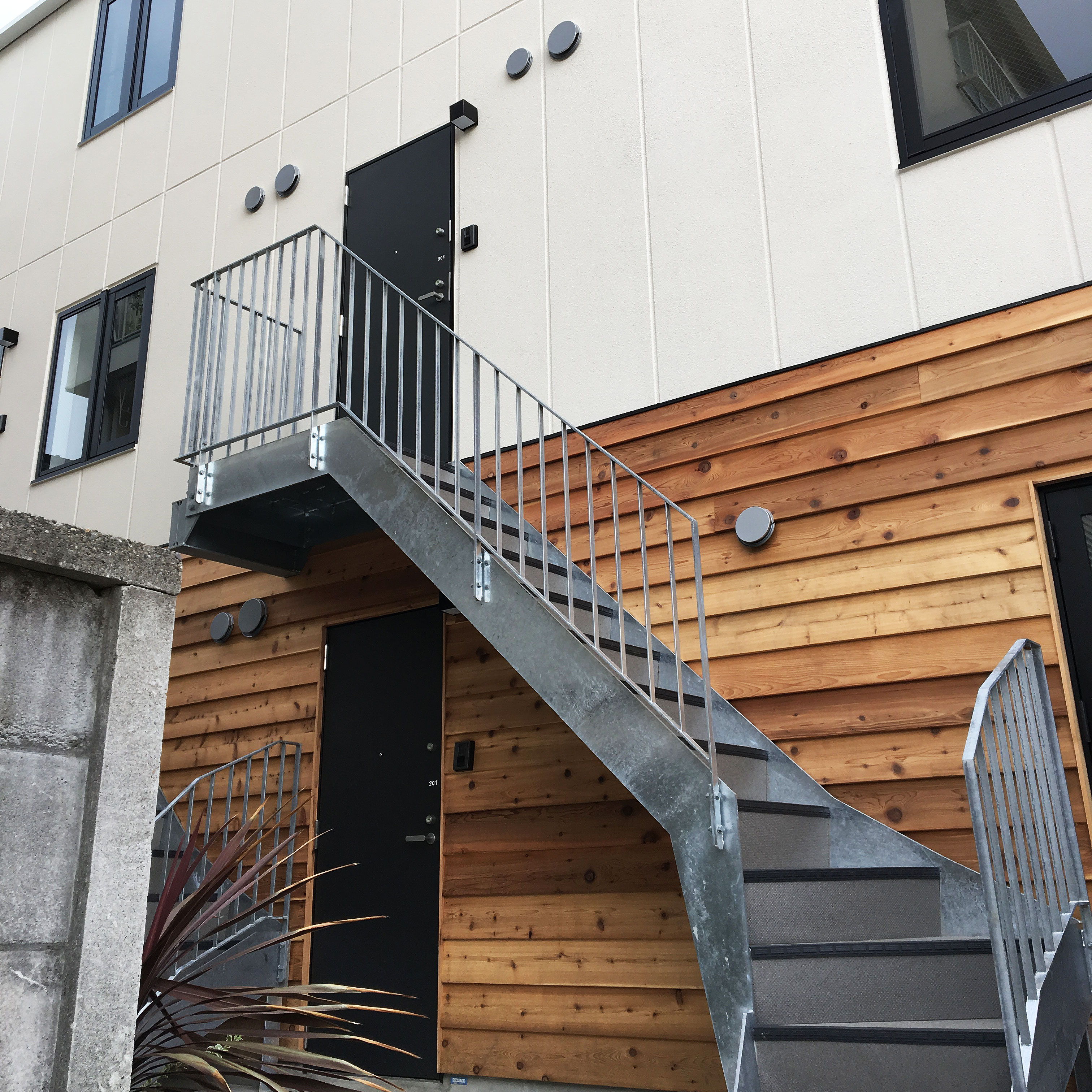 ウエスタンレッドシダー ベベルサイディング 施工写真